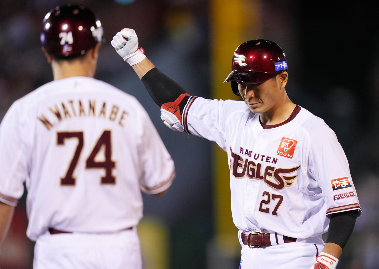 楽天対オリックス　8回裏楽天無死満塁、右前適時打を放ちガッツポーズする岡島（右）（撮影・横山健太）