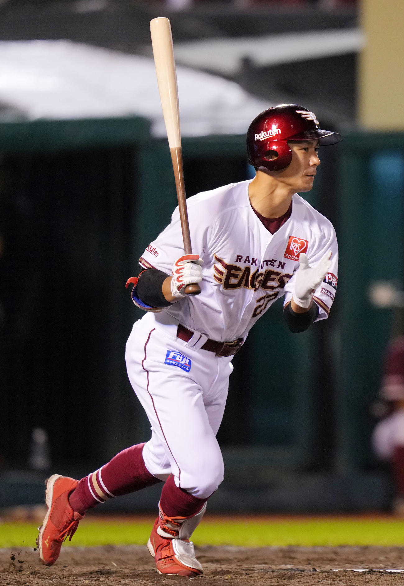 楽天対オリックス　8回裏楽天無死満塁、右前適時打を放つ岡島（撮影・横山健太）
