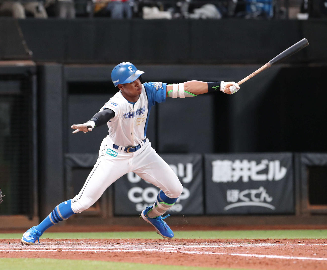 日本ハム対ロッテ　4回裏日本ハム2死二、三塁、万波は左前適時打を放つ（撮影・佐藤翔太）