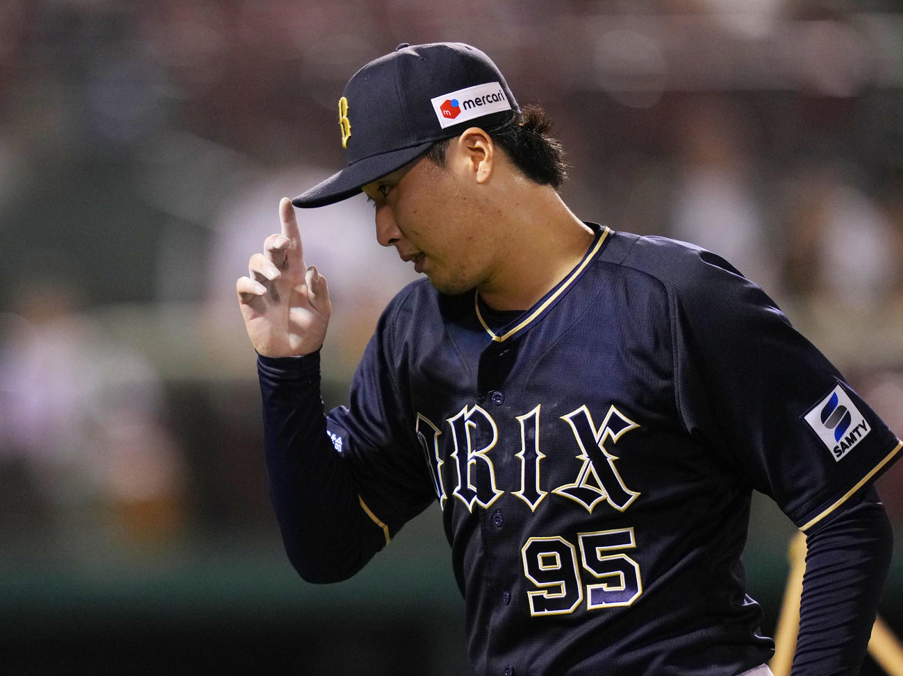 楽天対オリックス　3回裏を終えベンチで引き揚げるオリックス東（撮影・横山健太）