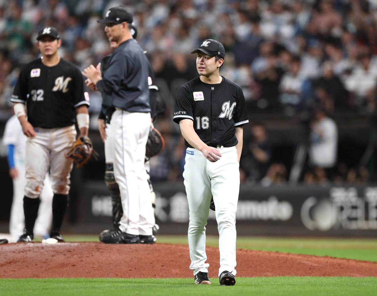 日本ハム対ロッテ　4回途中、降板する種市（撮影・黒川智章）