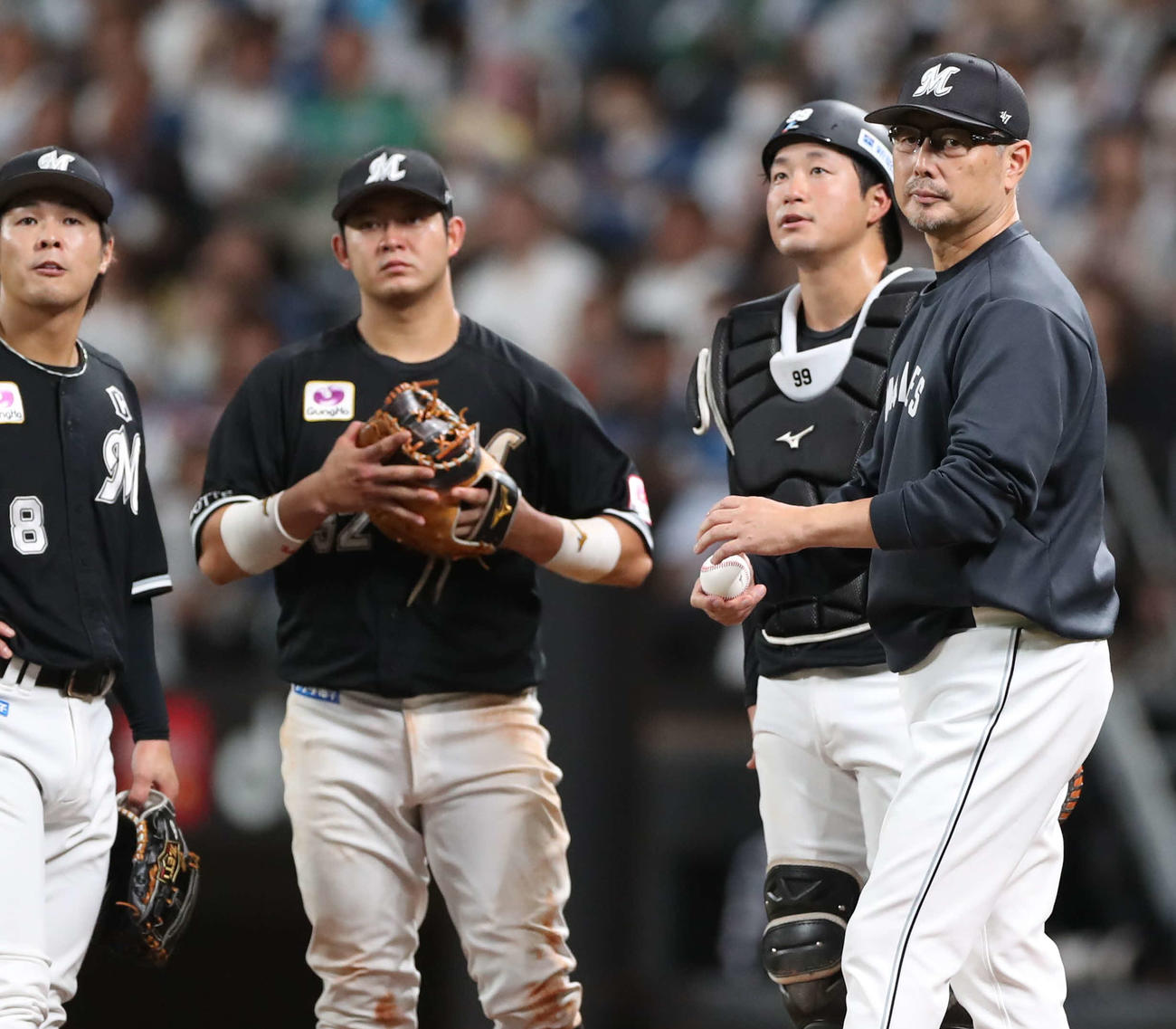 日本ハム対ロッテ　4回裏、投手交代でマウンドに向かう吉井監督（右）（撮影・黒川智章）