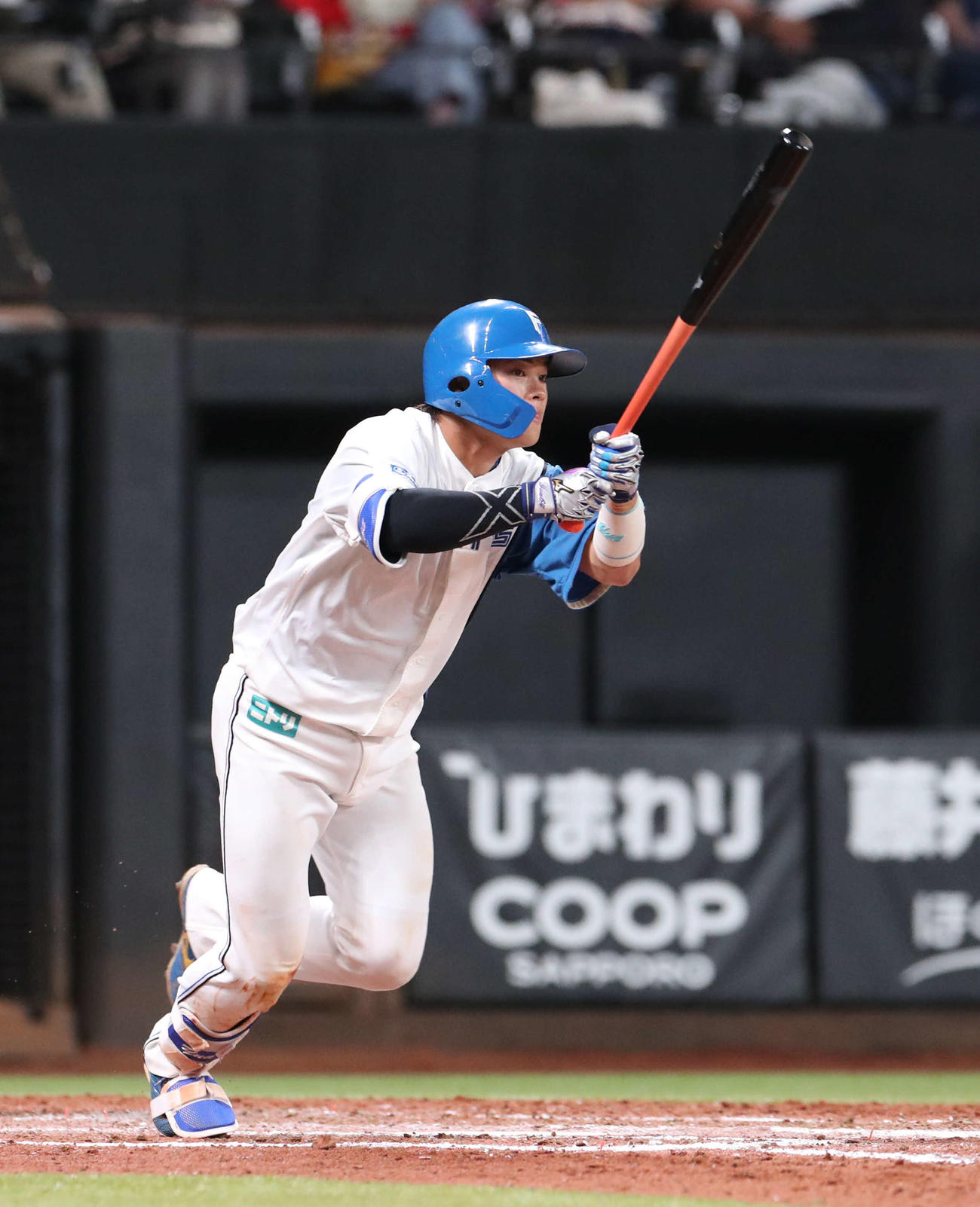 日本ハム対ロッテ　4回裏日本ハム2死一塁、田宮は右前打を放つ（撮影・佐藤翔太）