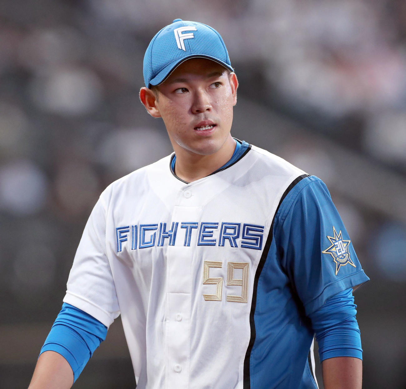 日本ハム対ロッテ　6回表を無失点に抑えベンチに戻る根本（撮影・佐藤翔太）