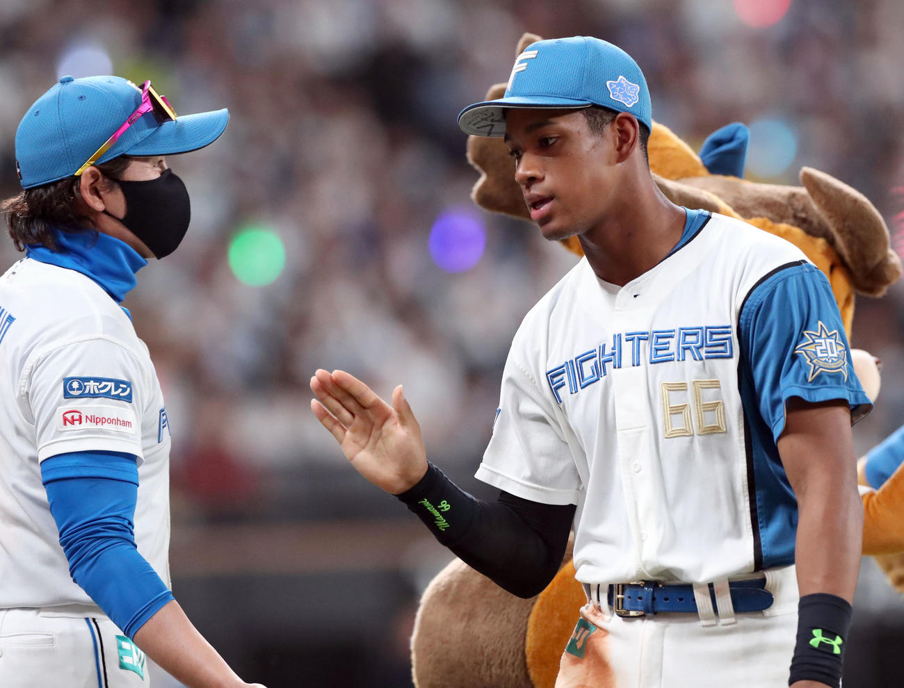 日本ハム対ロッテ　試合終了後、日本ハム新庄監督（左）は万波を出迎える（撮影・佐藤翔太）
