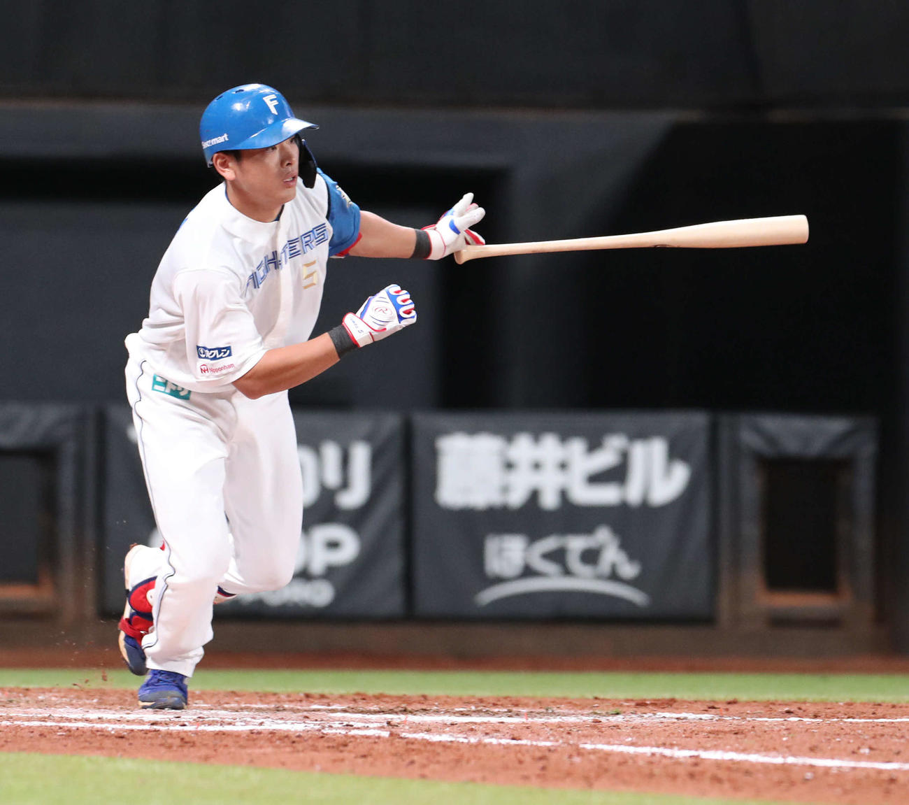 日本ハム対ロッテ　4回裏日本ハム2死一、二塁、野村は右前適時打を放つ（撮影・佐藤翔太）