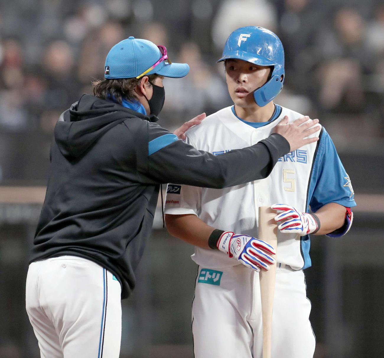 日本ハム対ロッテ　4回裏日本ハム2死一、二塁、新庄監督（左）は野村に声をかける（撮影・佐藤翔太）