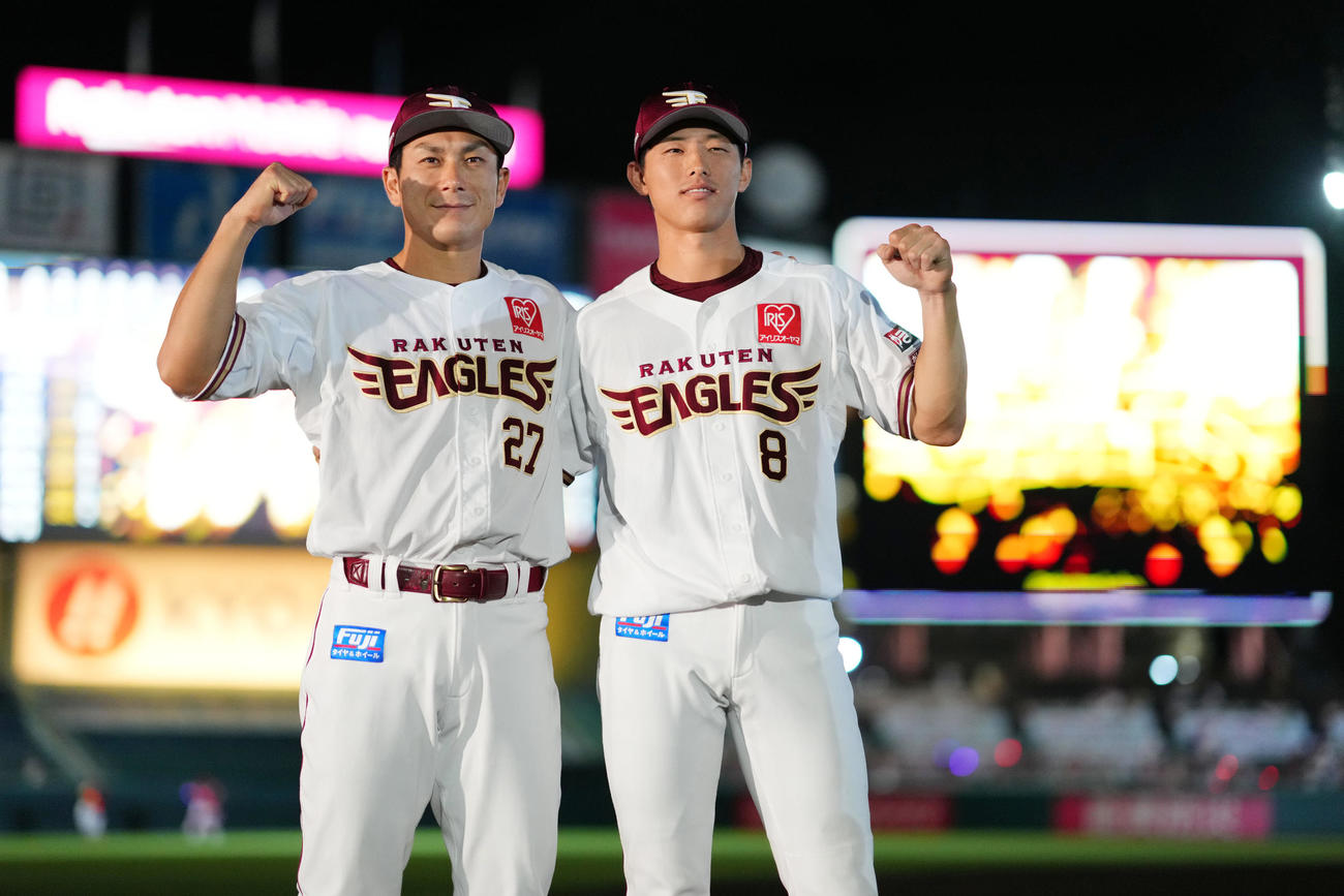 楽天対オリックス　笑顔でガッツポーズする楽天岡島（左）と辰己（撮影・横山健太）