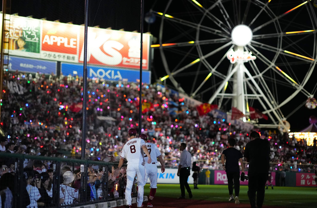 楽天対オリックス　ファンとタッチを交わす楽天辰己（撮影・横山健太）