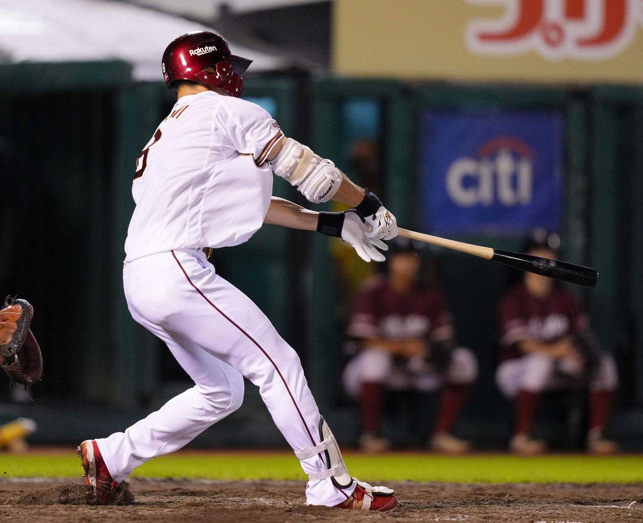 楽天対オリックス　8回裏楽天無死満塁、右犠飛を放つ辰己（撮影・横山健太）