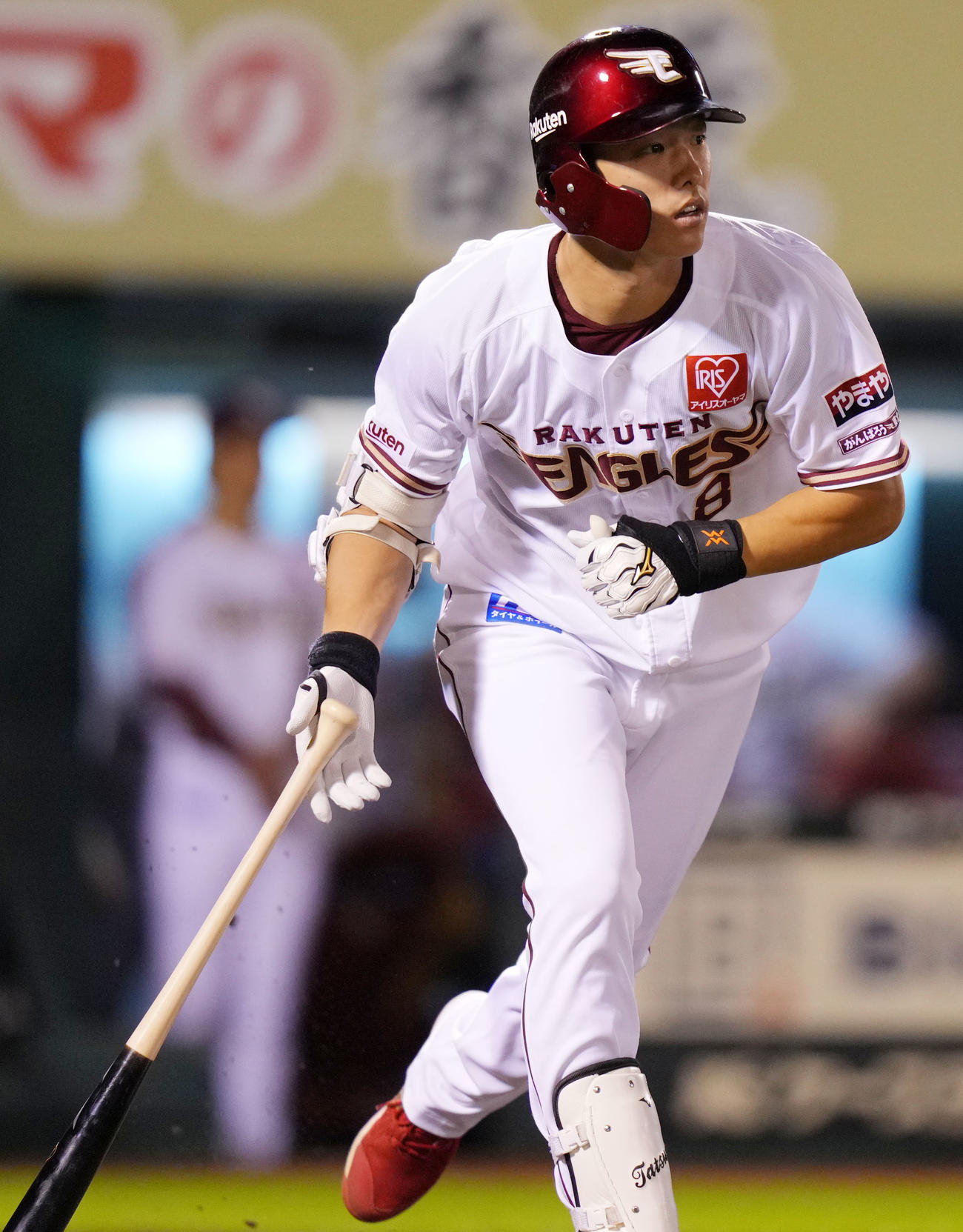 楽天対オリックス　8回裏楽天無死満塁、右犠飛を放つ辰己（撮影・横山健太）