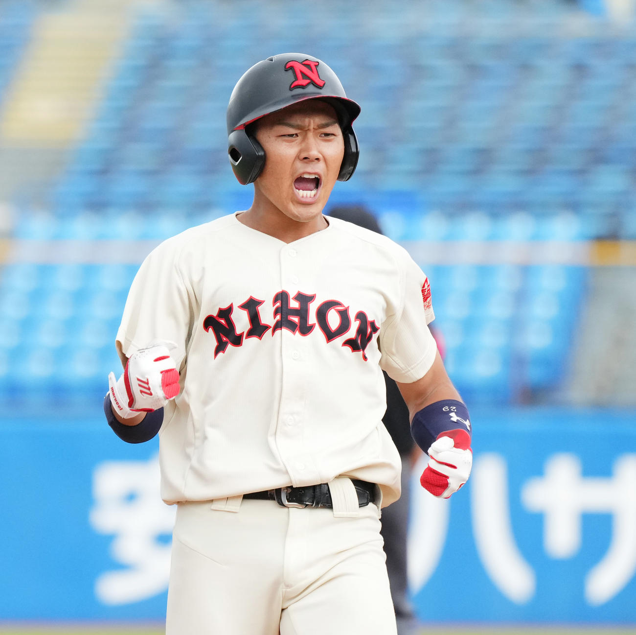 亜大対日大　4回裏日大無死一、二塁、先制の左適時打を放ち、雄たけびを上げる小濃（撮影・菅敏）