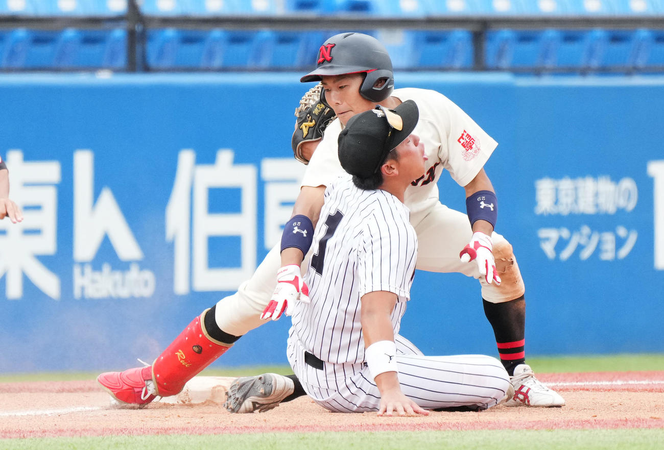 亜大対日大　6回裏日大1死二塁、右適時三塁打を放ち、三塁に滑り込む小濃（奥）（撮影・菅敏）