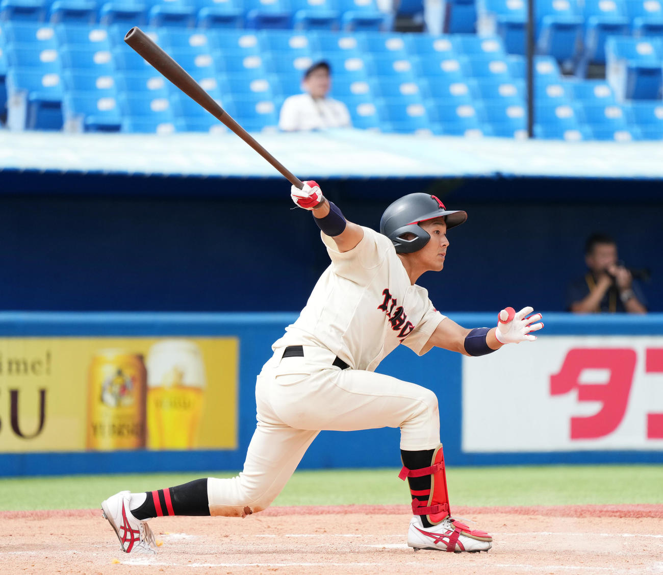 亜大対日大　8回裏日大1死二塁、右安打を放つ小濃（撮影・菅敏）