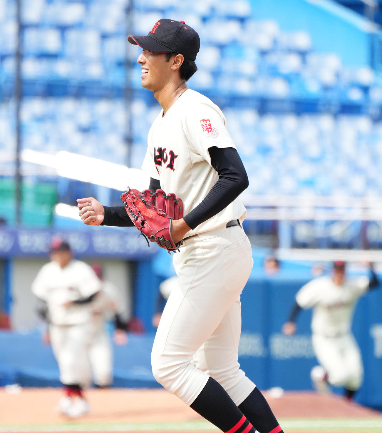 亜大対日大　亜大に勝利し、ガッツポーズを見せる日大・市川（撮影・菅敏）