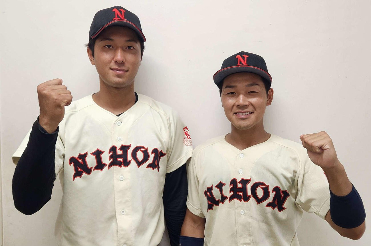 亜大対日大　試合後、ガッツポーズを見せる3回途中から好救援の市川祐（左）と、3安打2打点の小濃（撮影・保坂淑子）
