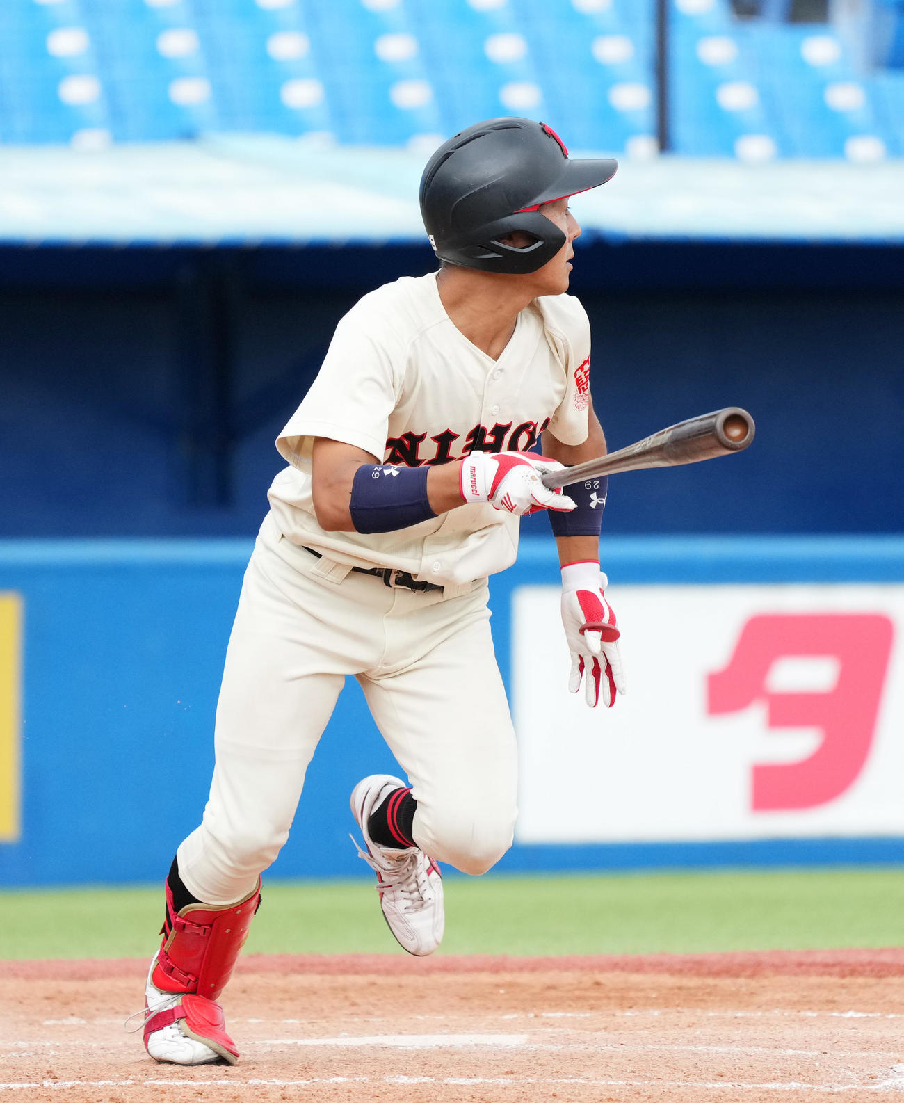 亜大対日大　4回裏日大無死一、二塁、先制の左適時打を放つ小濃（撮影・菅敏）