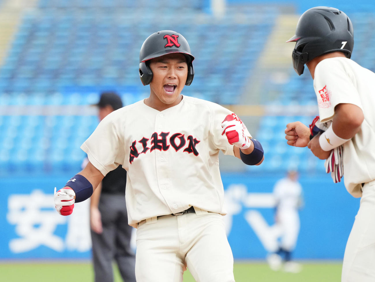 亜大対日大　4回裏日大無死一、二塁、先制の左適時打を放ち、雄たけびを上げる小濃（左）（撮影・菅敏）