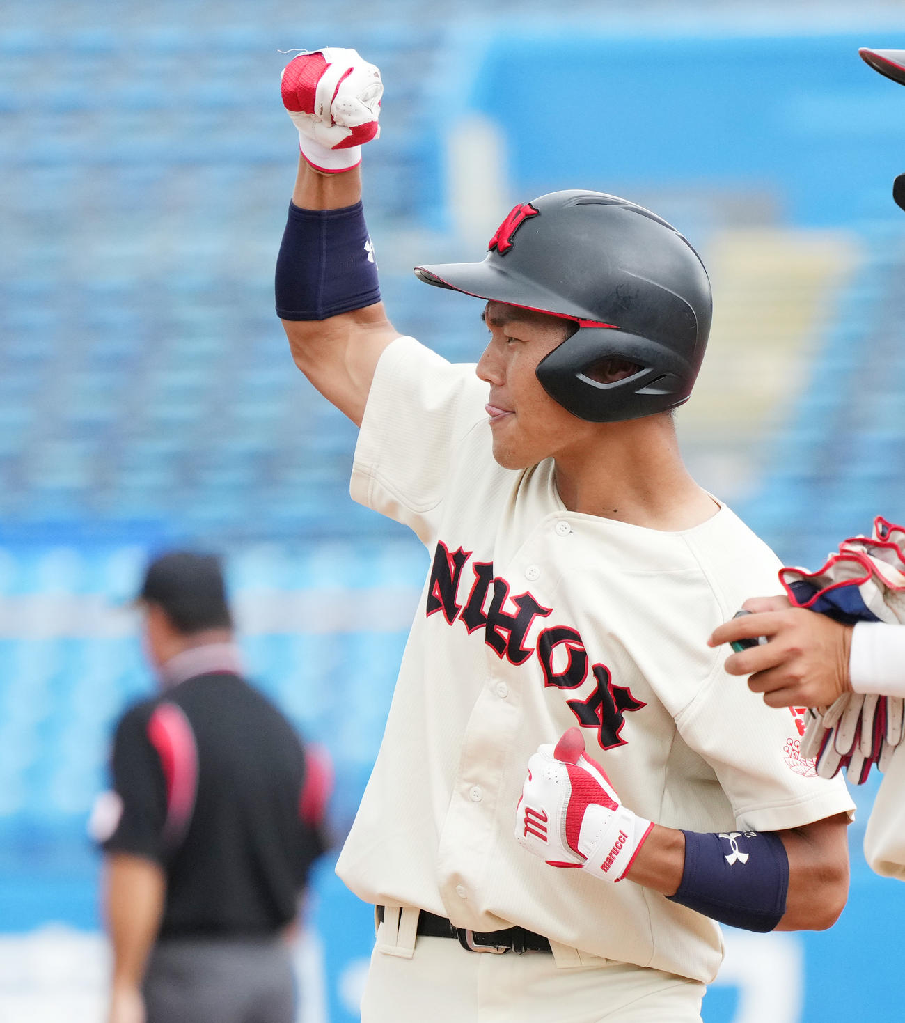 亜大対日大　4回裏日大無死一、二塁、先制の左適時打を放ち、ガッツポーズを見せる小濃（撮影・菅敏）