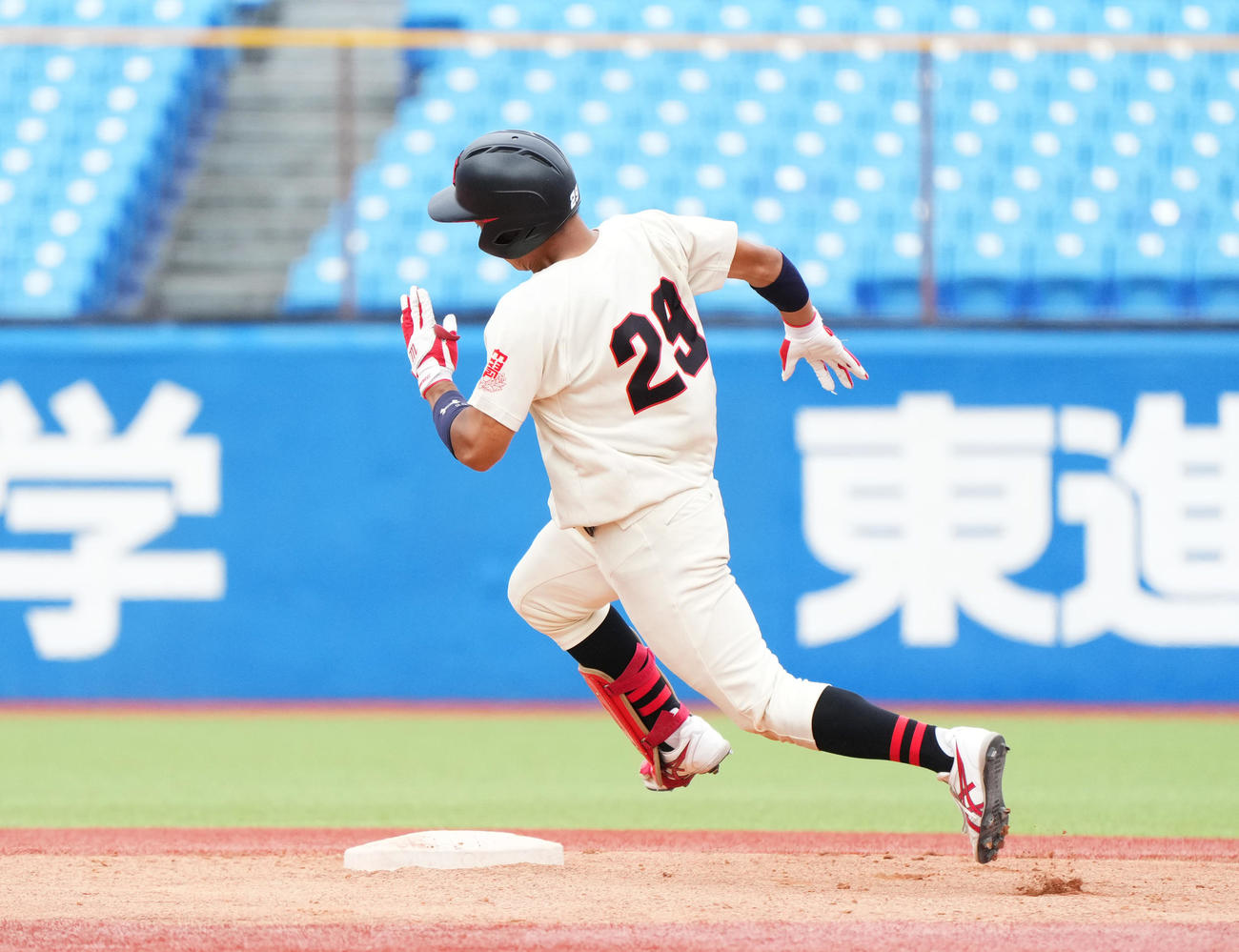 亜大対日大　6回裏日大1死二塁、右適時三塁打を放ち、二塁を駆け回る小濃（撮影・菅敏）