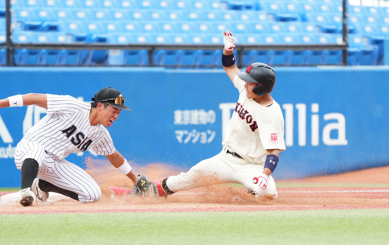 亜大対日大　6回裏日大1死二塁、右適時三塁打を放ち、三塁に滑り込む小濃（右）（撮影・菅敏）