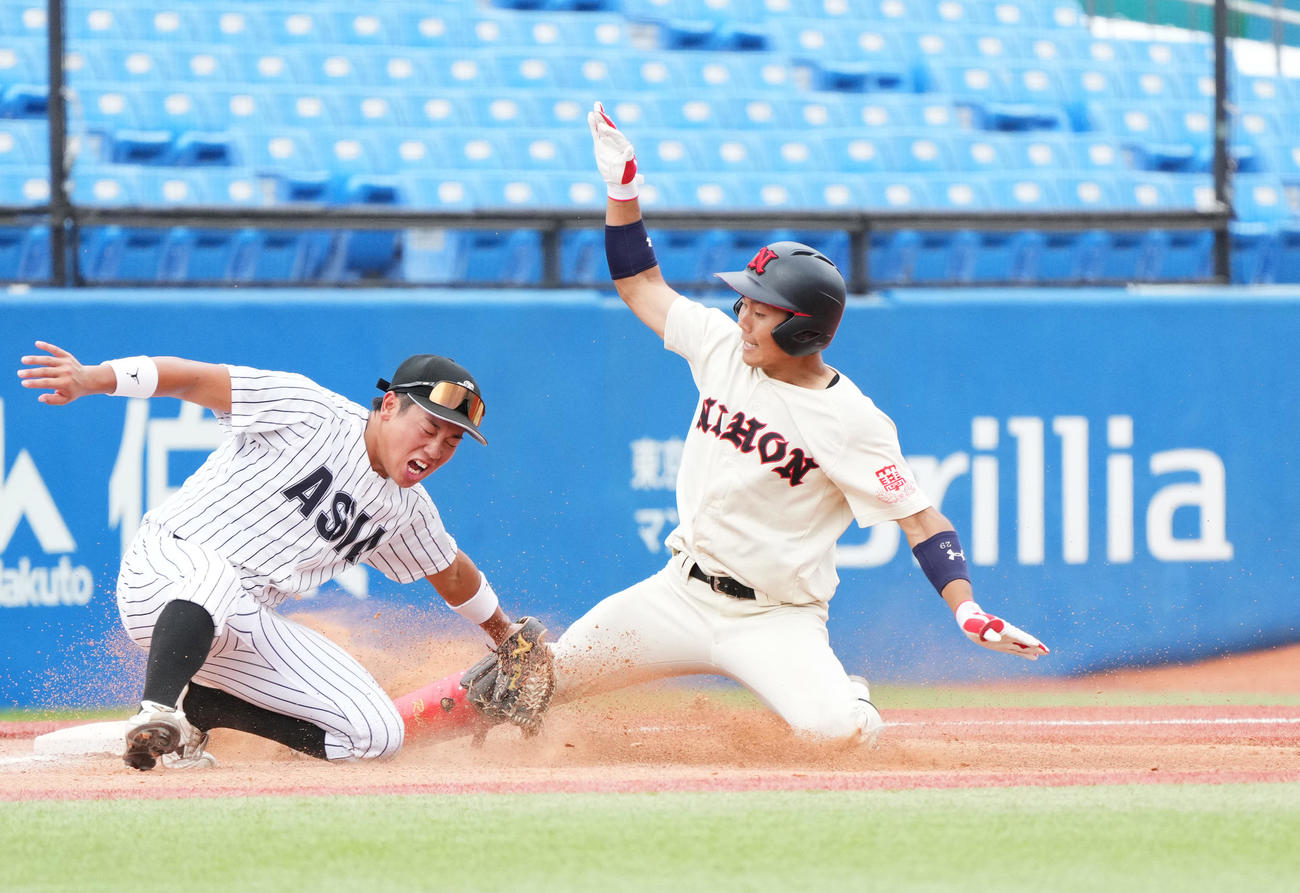 亜大対日大　6回裏日大1死二塁、右適時三塁打を放ち、三塁に滑り込む小濃（右）（撮影・菅敏）