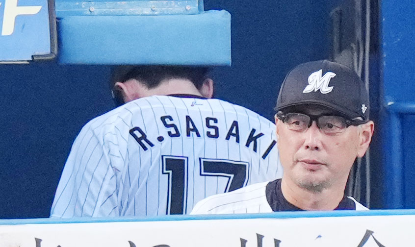 ロッテ吉井監督（手前）と言葉を交わした直後にベンチ裏へ引き揚げる佐々木朗（2023年9月10日）