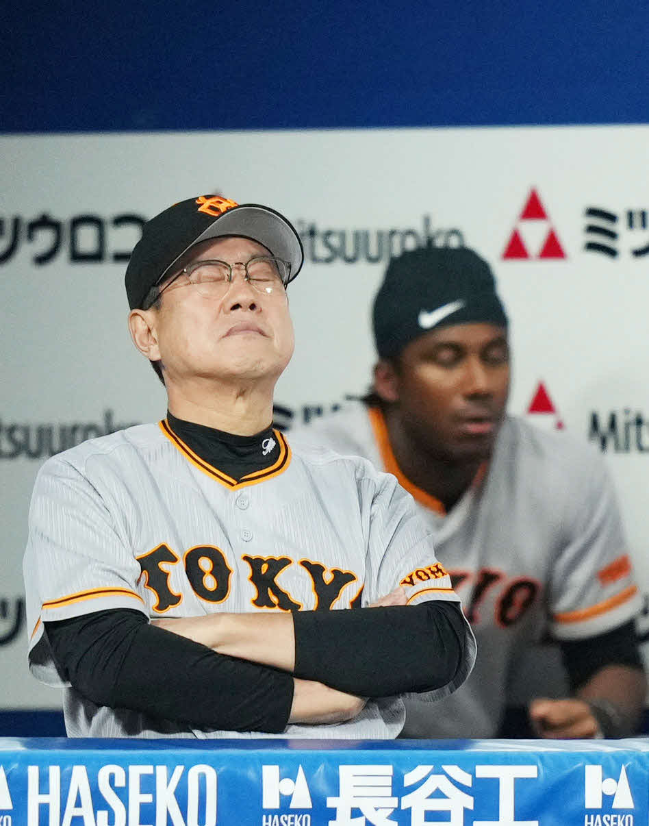DeNA対巨人　重信が三振に倒れ天を仰ぐ原監督（左）（2023年9月25日撮影）