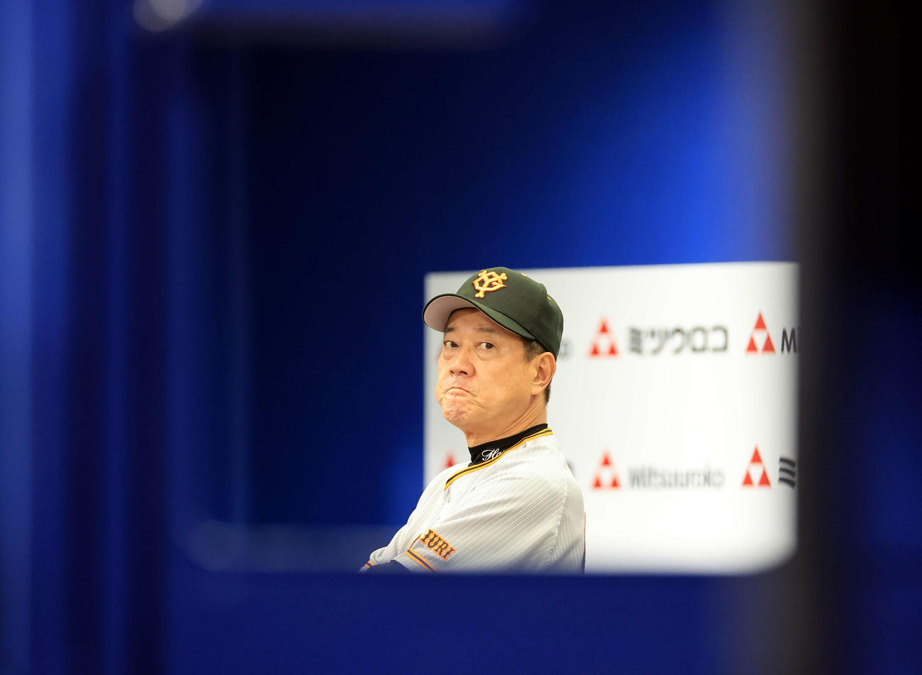 厳しい表情で試合を見つめる巨人原辰徳監督（2023年9月25日撮影）