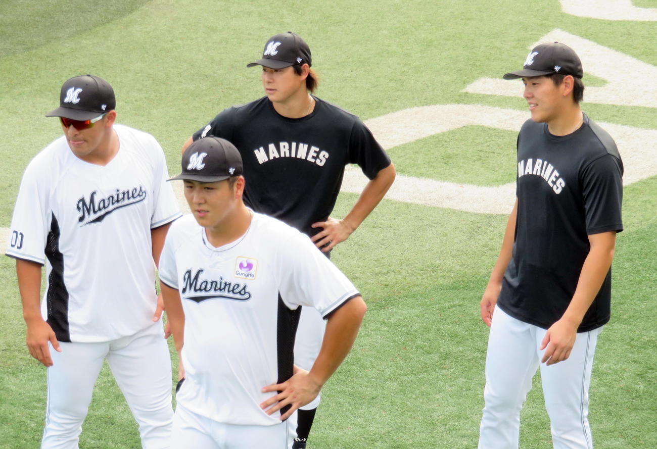 DeNA対ロッテ　試合前のアップを行うロッテの選手たち。左から池田、山口、藤岡、安田（撮影・鎌田直秀）