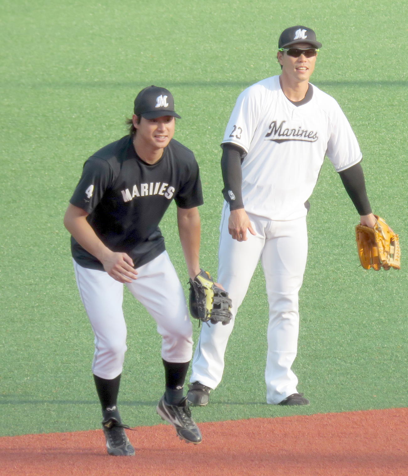 DeNA対ロッテ　笑顔でノックを受けるロッテ藤岡（左）（撮影・鎌田直秀）