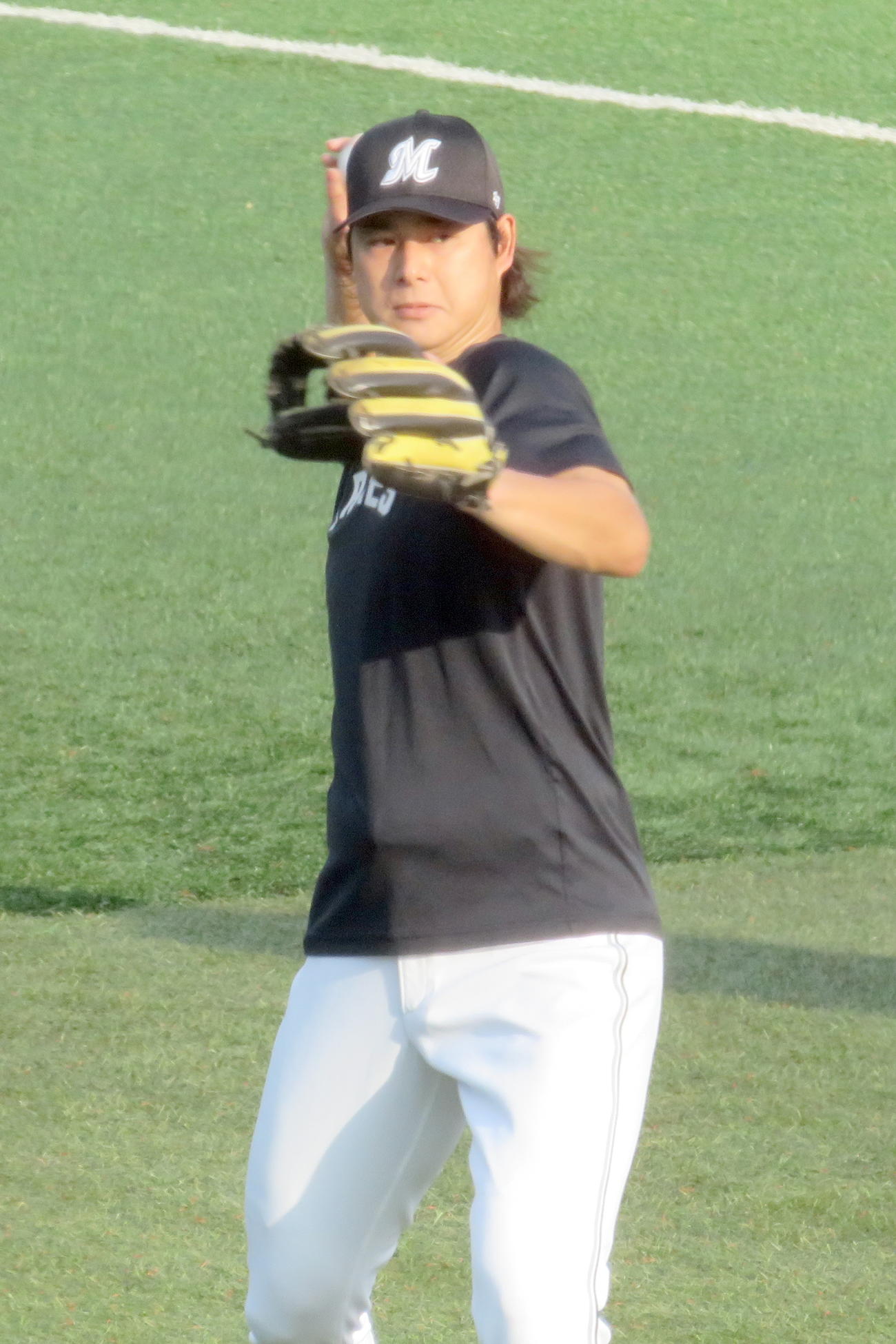 DeNA対ロッテ　キャッチボールを行うロッテ藤岡（撮影・鎌田直秀）