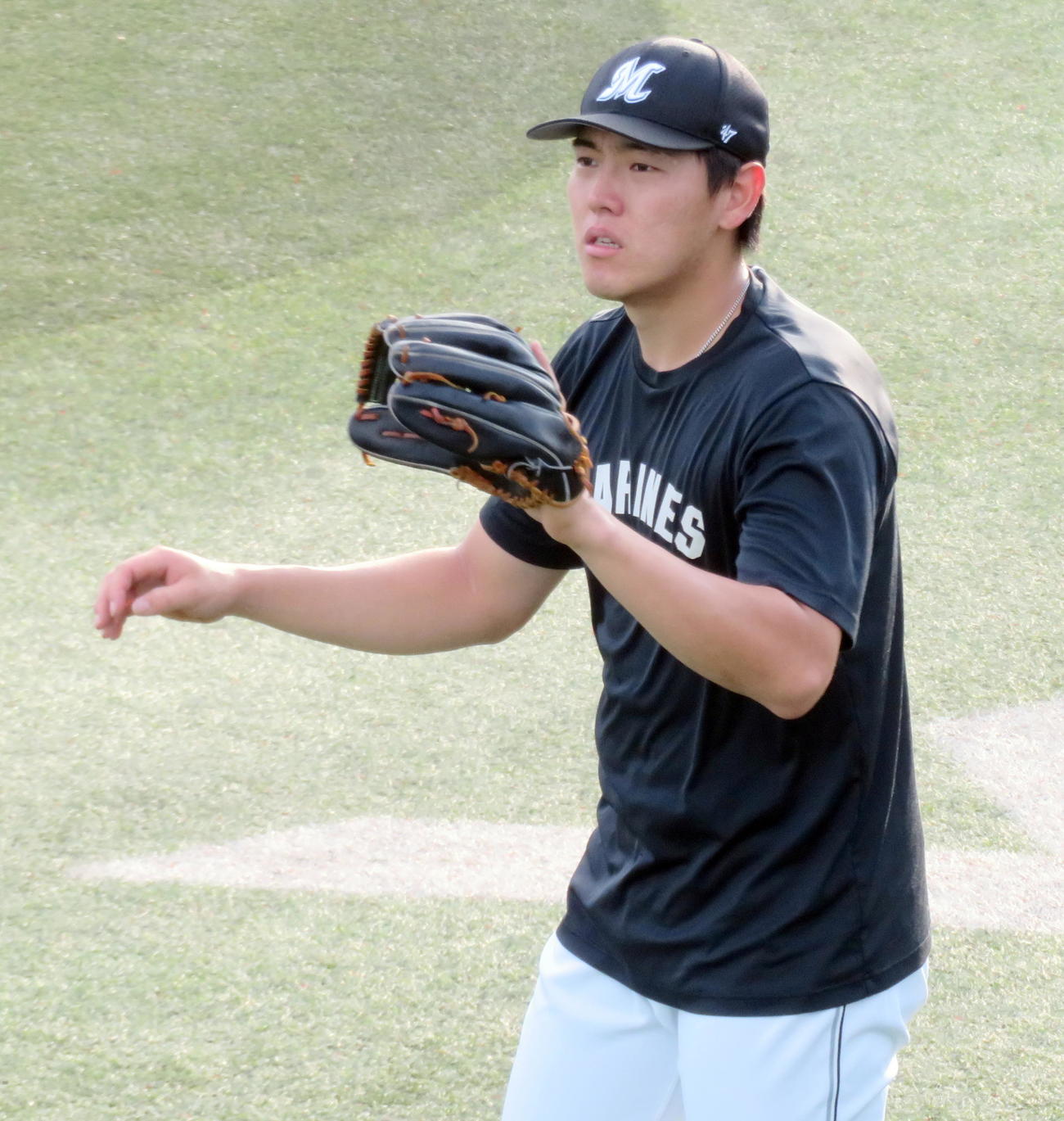 DeNA対ロッテ　キャッチボールを行うロッテ安田（撮影・鎌田直秀）