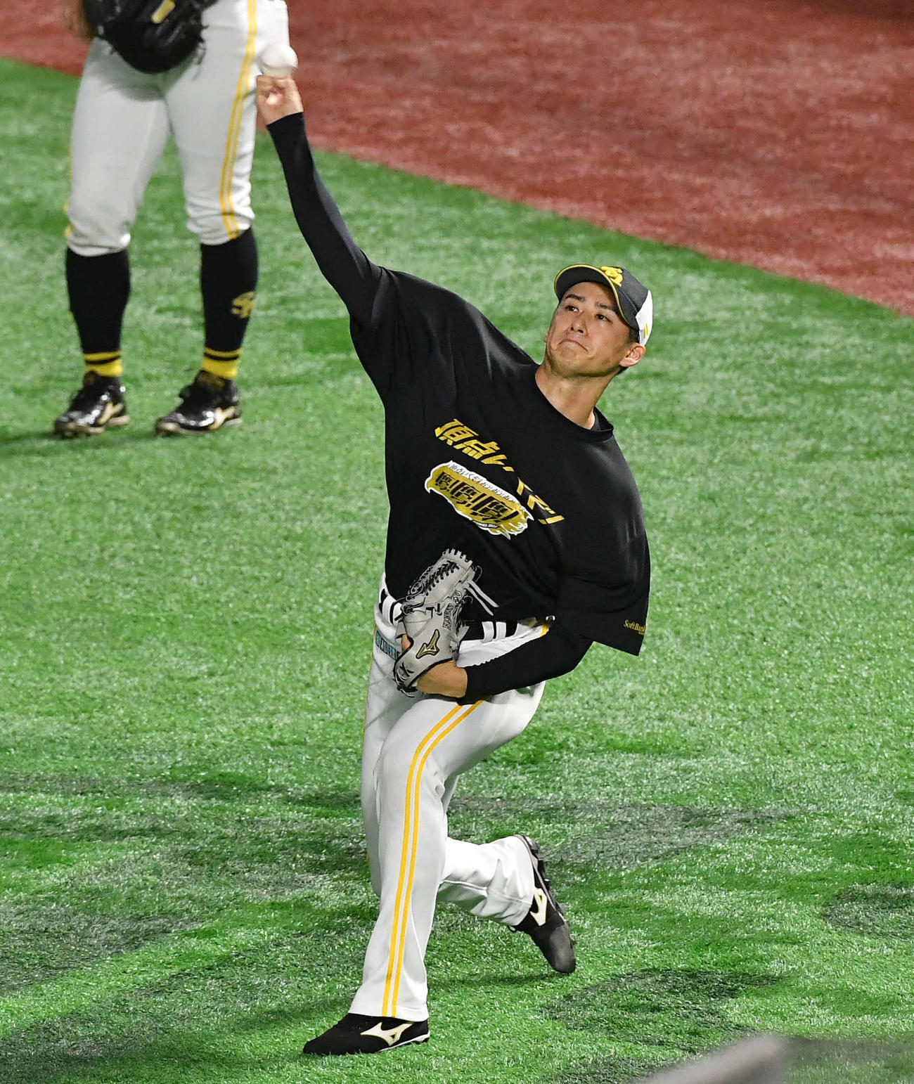 ソフトバンク対西武　キャッチボールを行う板東（撮影・岩下翔太）