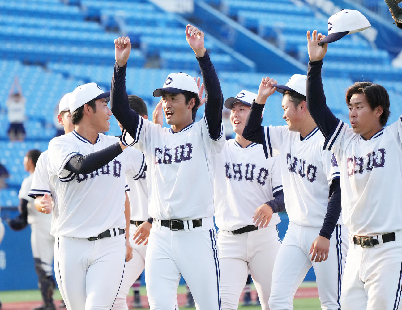国学院大対中大　国学院大に勝利し、ガッツポーズを見せる中大・西舘（左から2人目）（撮影・菅敏）
