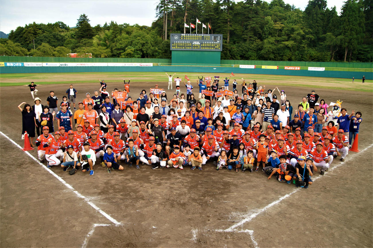 9月2日の今季ホーム最終戦後、ファンとともに記念撮影をしたBC新潟の選手ら（新潟アルビレックス・ベースボール・クラブ提供）