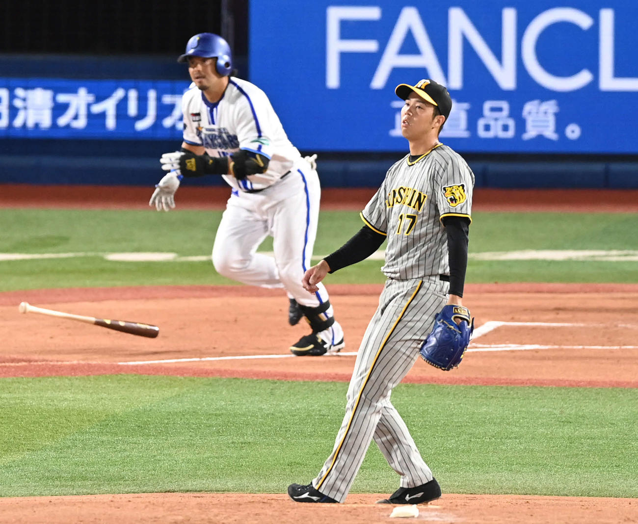 DeNA対阪神　1回裏DeNA2死一、二塁、青柳は宮崎に右翼への適時打を許す（撮影・山崎安昭）