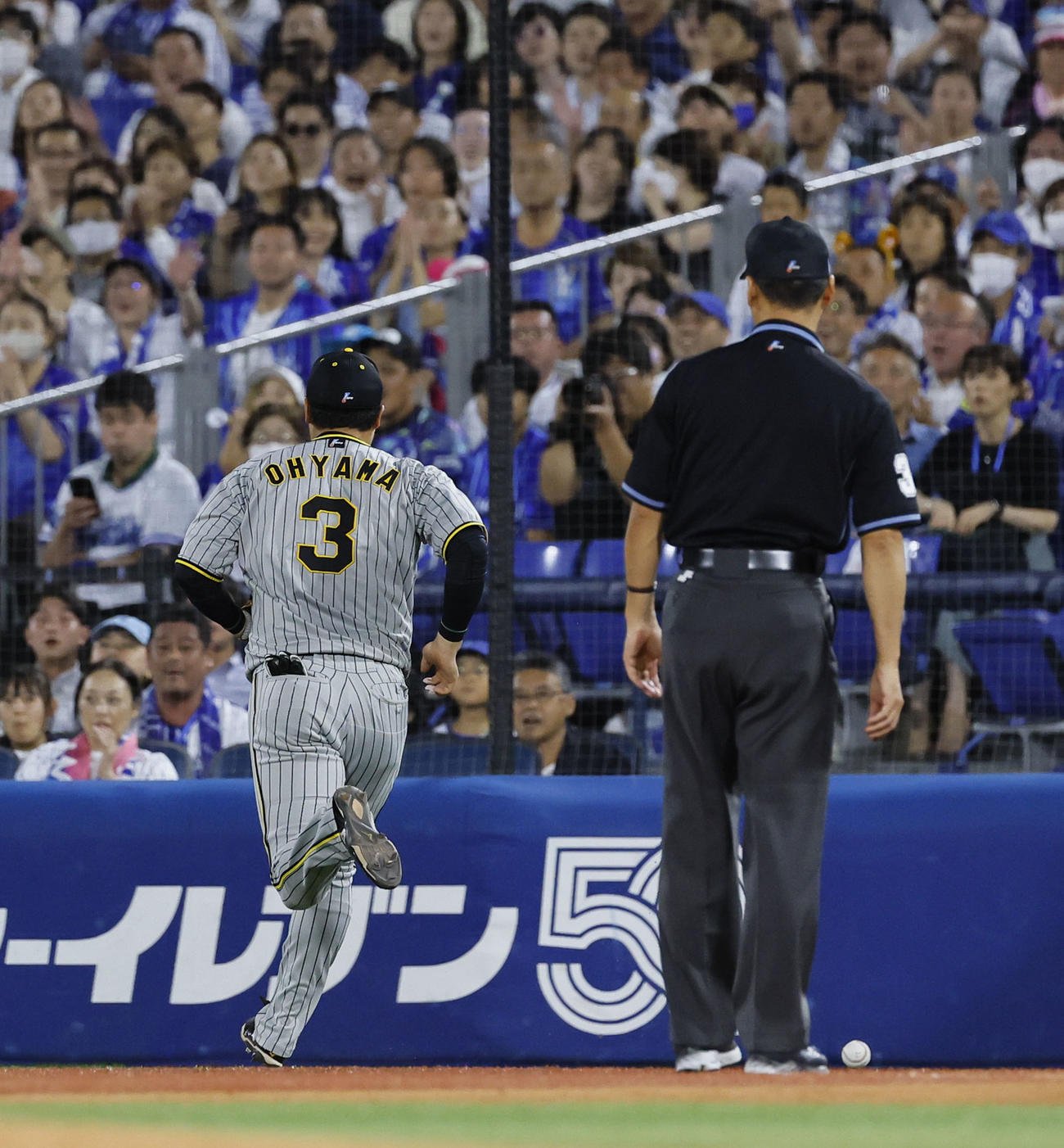 DeNA対阪神　4回裏DeNA1死一塁、打者関根のとき青柳の一塁暴投を追う阪神大山（撮影・藤尾明華）