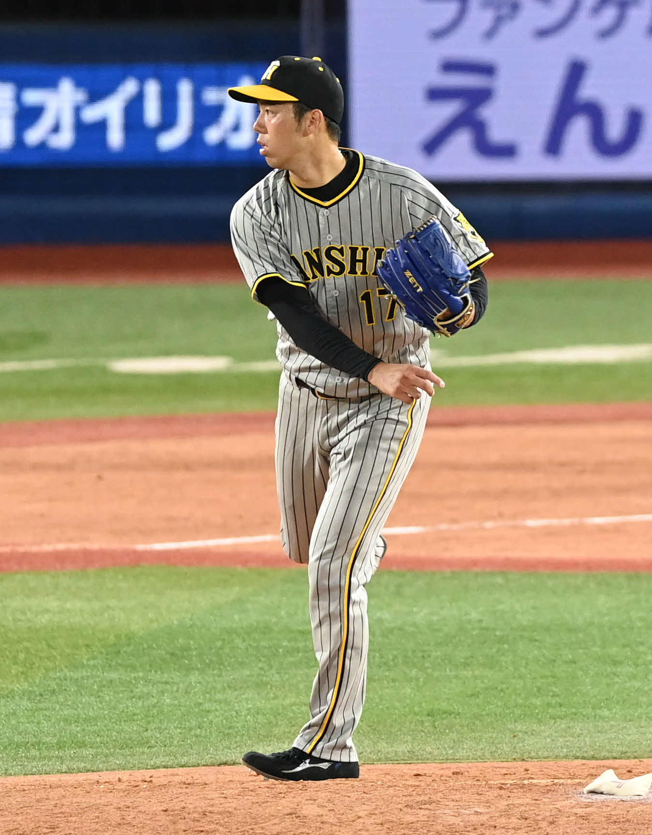 DeNA対阪神　4回裏DeNA1死一塁、青柳は一塁へけん制悪送球（撮影・山崎安昭）