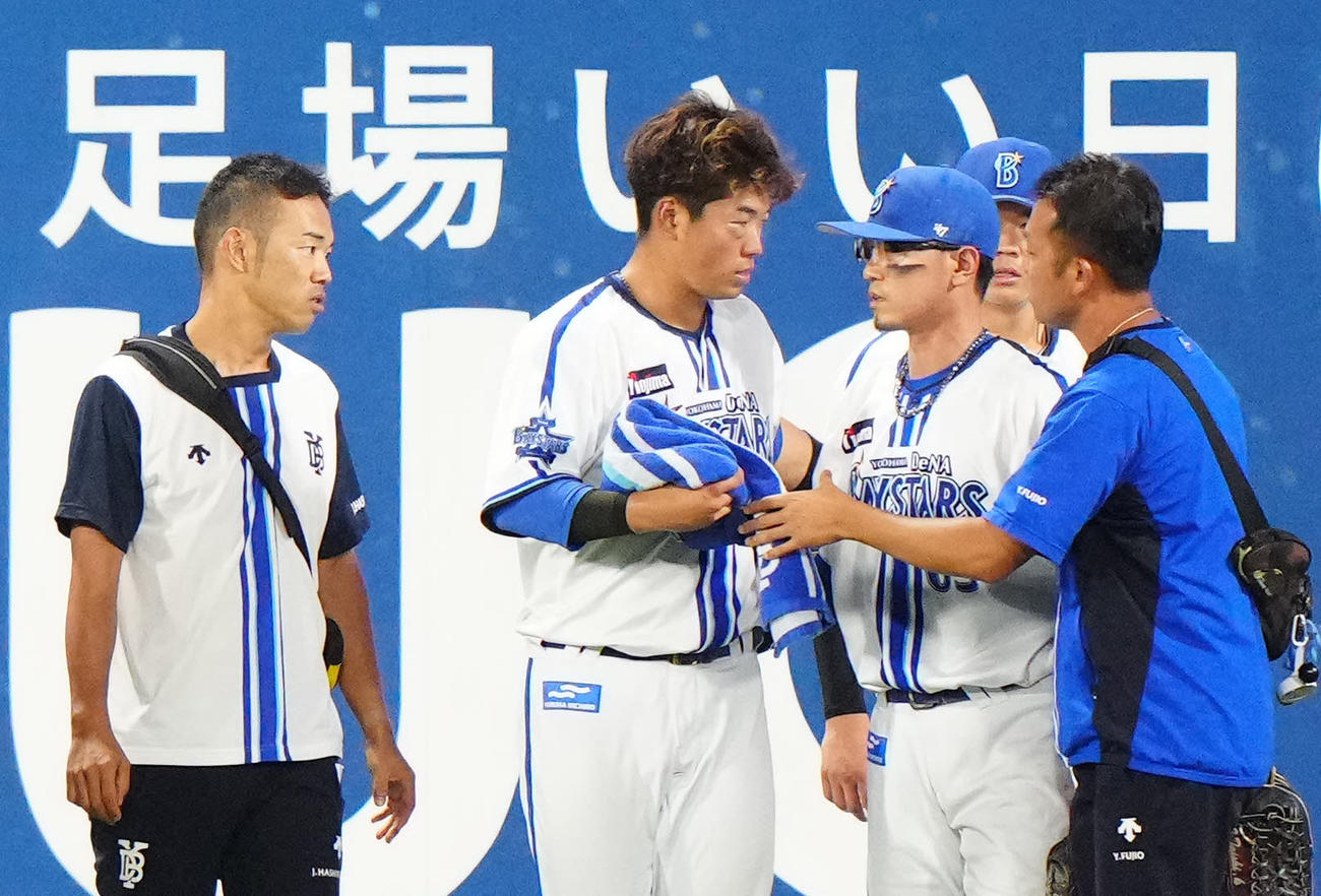 DeNA対阪神　4回表、右目付近を負傷したDeNA左翼手蝦名（中央）（撮影・江口和貴）