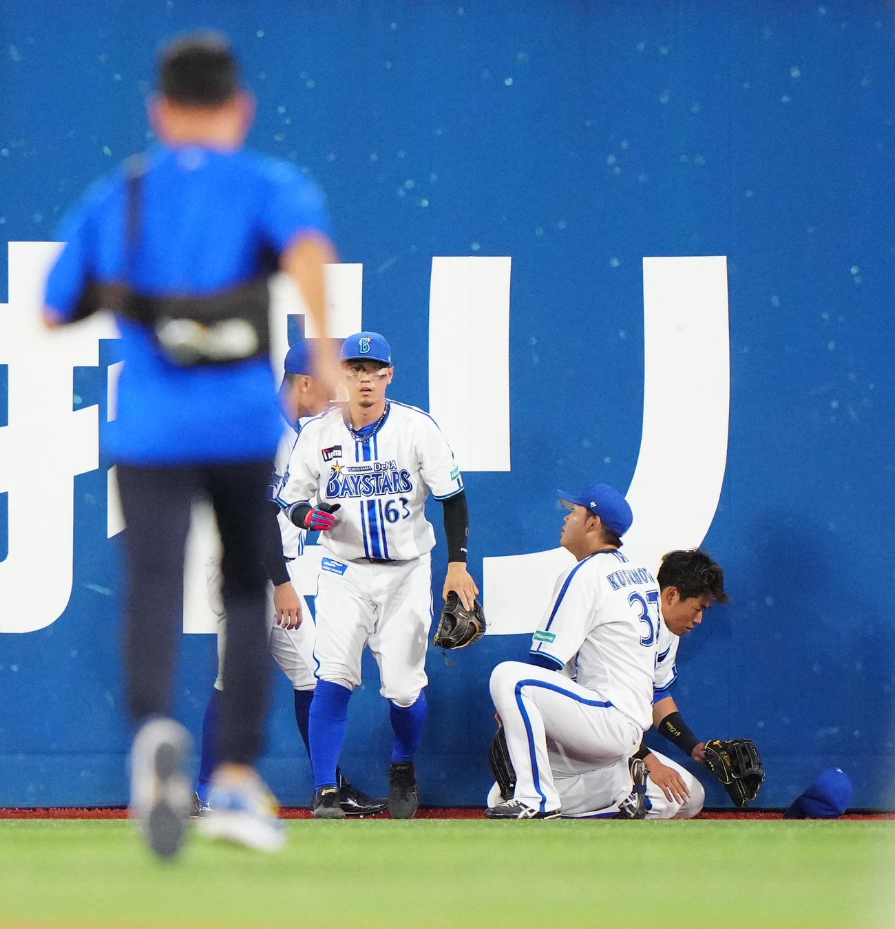 DeNA対阪神　4回表阪神1死三塁、坂本の犠飛となった打球を捕球するも中堅手関根（中央）と交錯した左翼手蝦名（右）（撮影・江口和貴）