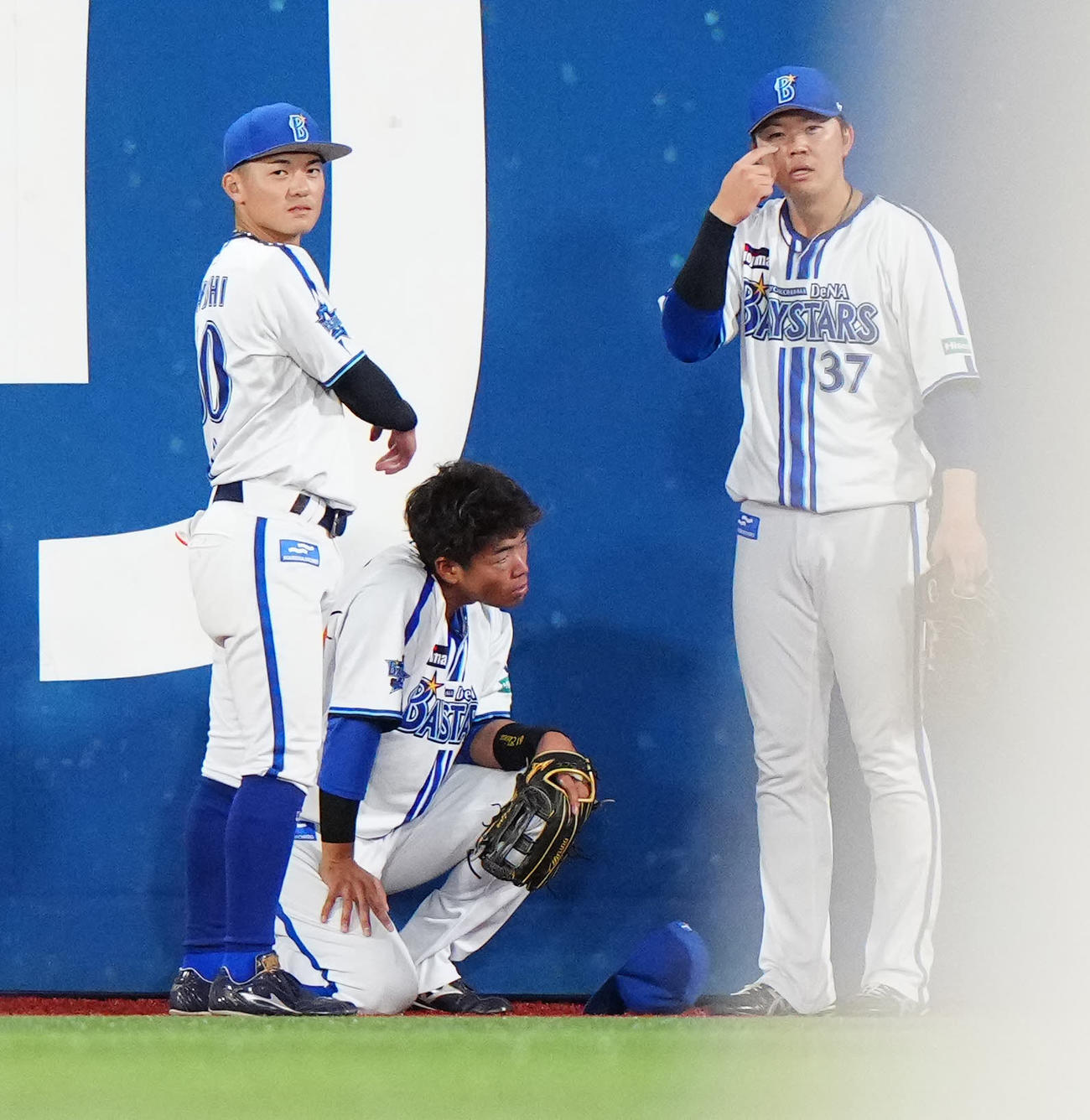 DeNA対阪神　4回表、目を負傷したDeNA左翼手蝦名（中央）（撮影・江口和貴）