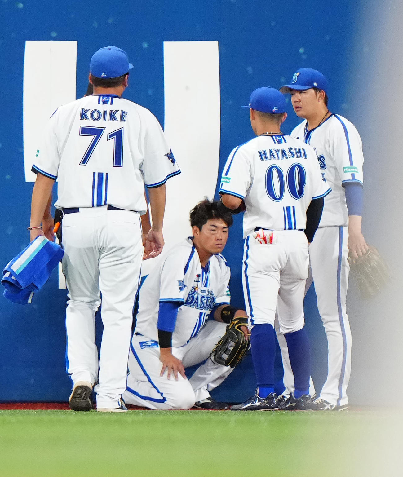 DeNA対阪神　4回表、目を負傷したDeNA左翼手蝦名（中央）（撮影・江口和貴）