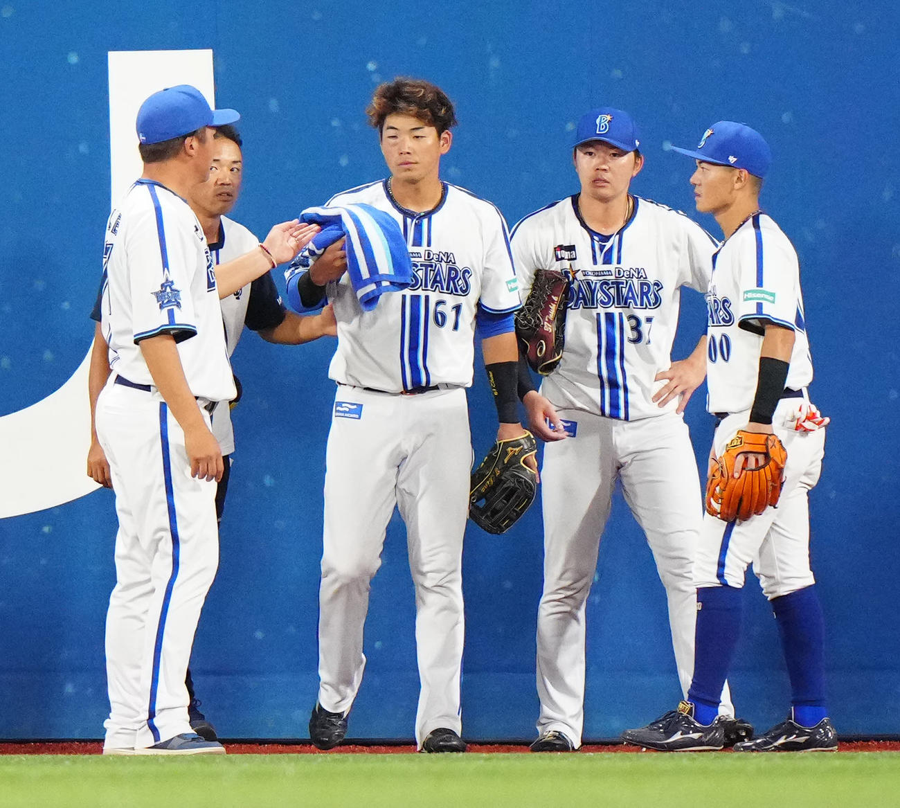 DeNA対阪神　4回表、右目付近を負傷したDeNA左翼手蝦名（中央）（撮影・江口和貴）