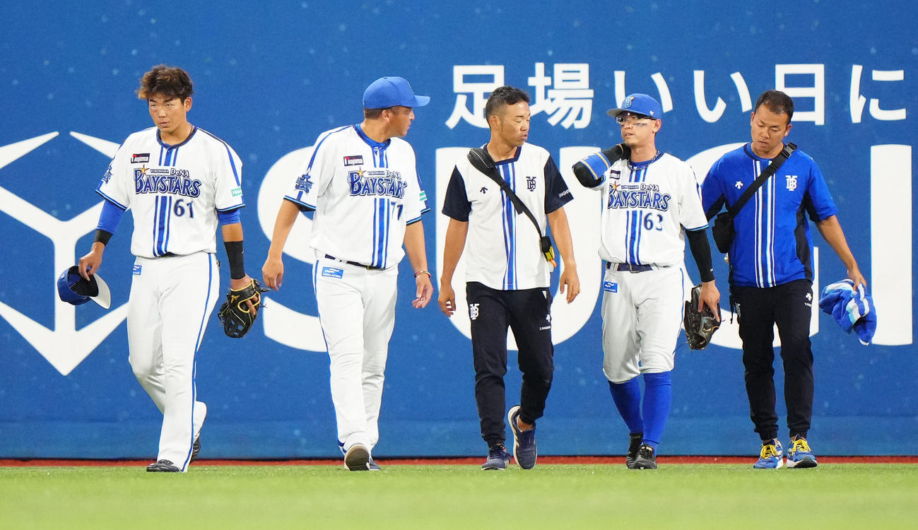 DeNA対阪神　4回表、DeNA中堅手関根（左から4人目）と交錯し、右目付近を負傷した左翼手蝦名（左端）（撮影・江口和貴）