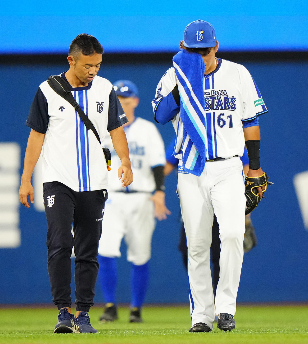 DeNA対阪神　4回表、DeNA中堅手関根と交錯し、右目付近を負傷した左翼手蝦名（右）はベンチに引き揚げる（撮影・江口和貴）