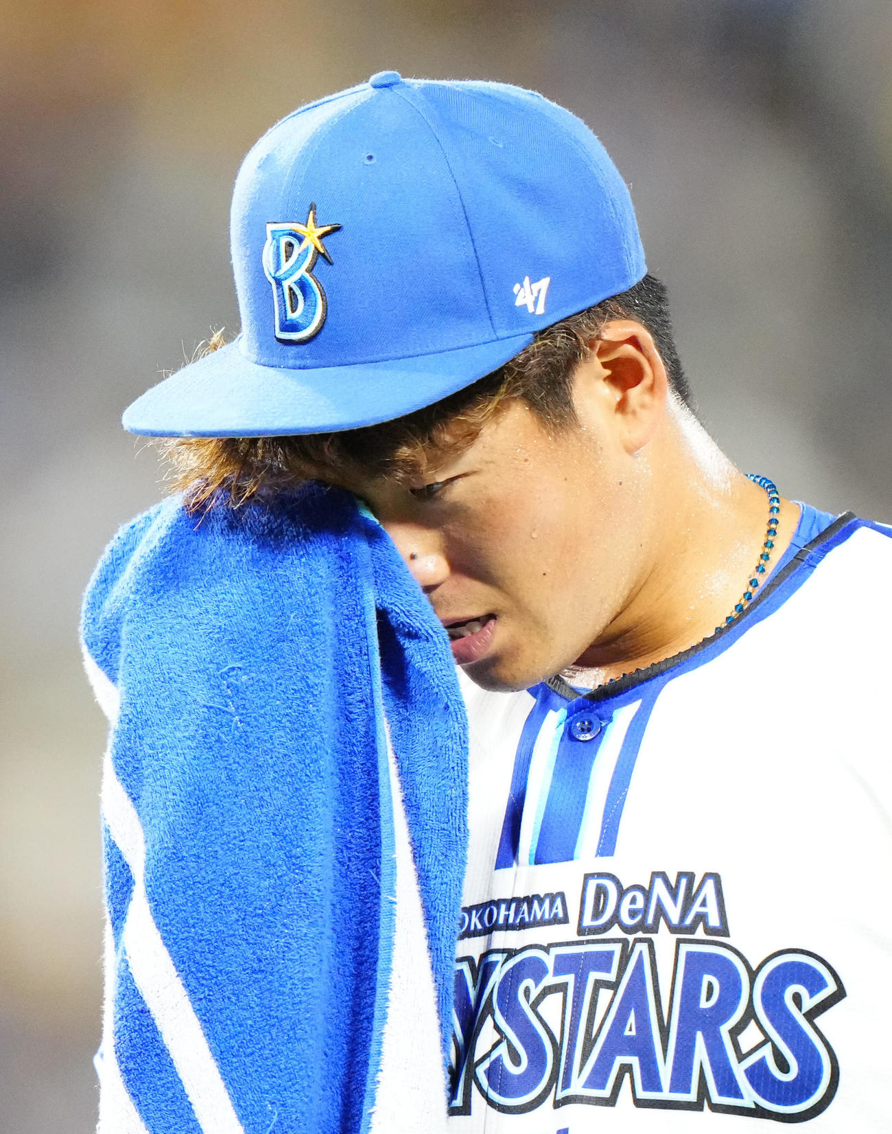 DeNA対阪神　4回表、DeNA中堅手関根と交錯し、右目付近を負傷した左翼手蝦名はベンチに引き揚げる（撮影・江口和貴）