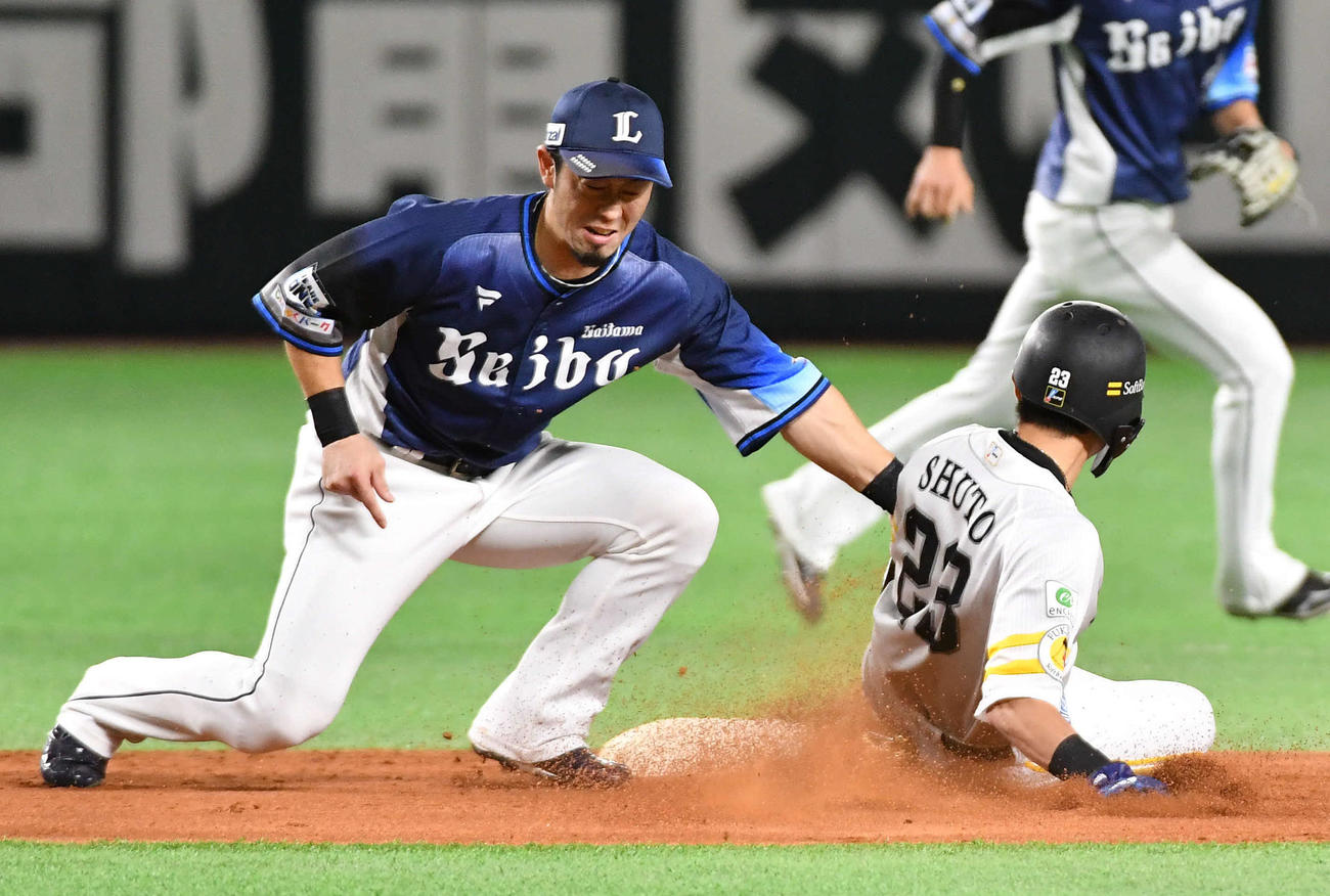 ソフトバンク対西武　2回裏ソフトバンク2死一、三塁、盗塁を狙うも失敗する周東（撮影・岩下翔太）