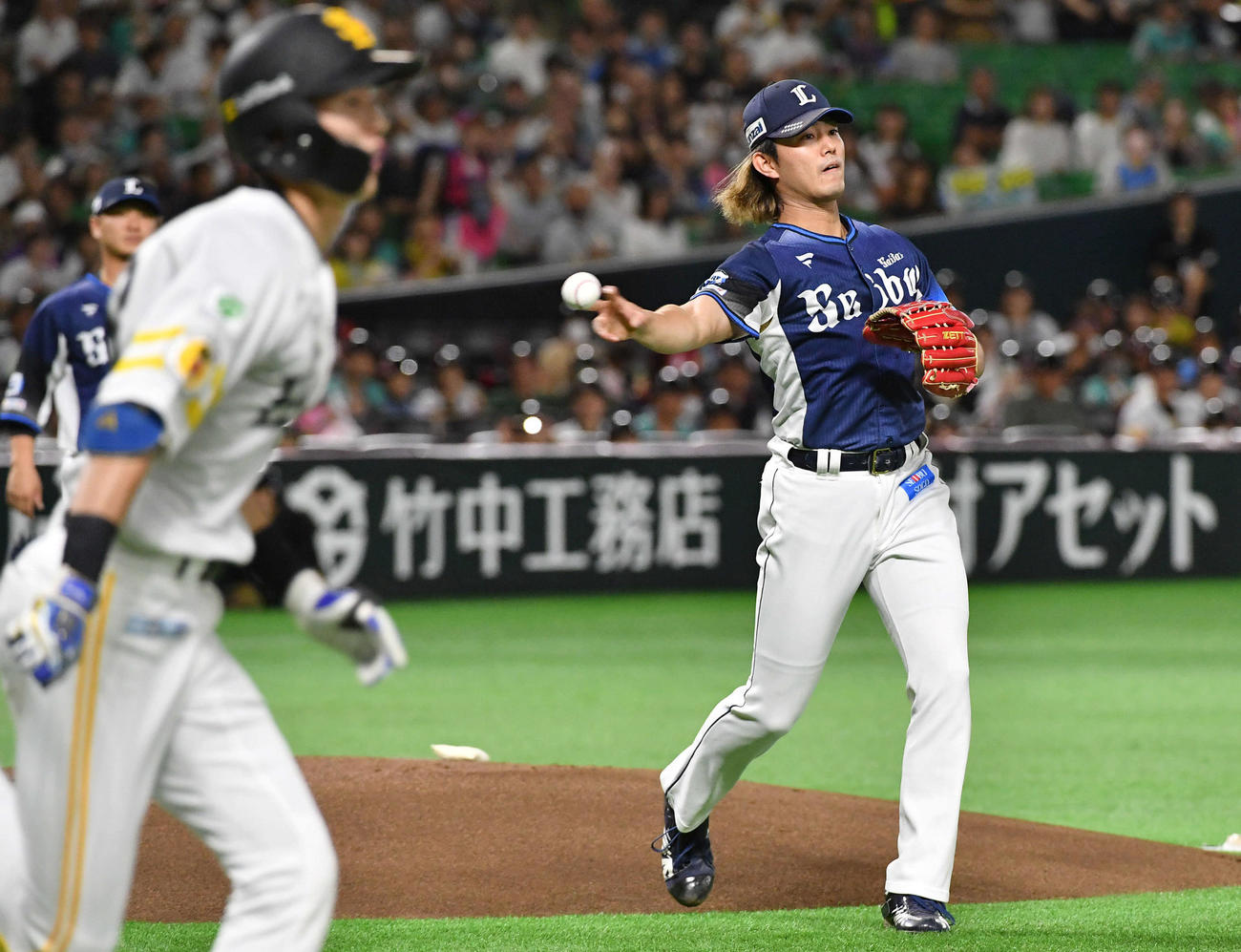 ソフトバンク対西武　1回裏ソフトバンク無死、周東（左）を投ゴロに抑える今井（撮影・岩下翔太）