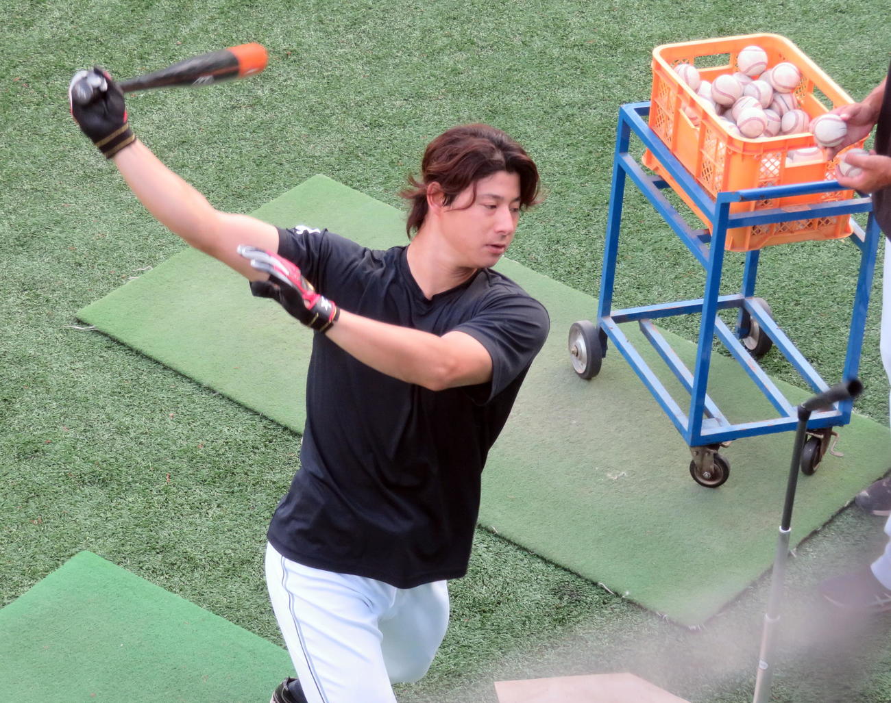 ティー打撃を行うロッテ藤岡（撮影・鎌田直秀）
